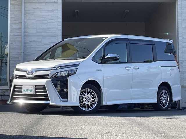 トヨタ ヴォクシー ハイブリッド ZS 大分県 2017(平29)年 8.8万km ホワイトパールクリスタルシャイン 両側パワースライドドア /純正ナビ/フルセグTV/Bluetooth/純正フリップダウンモニター（リモコン無し）/純正フロアマット/純正ビルトインETC/純正LEDヘッドライト/オートライト/オートマチックハイビーム/社外ドラレコ/デジタルインナーミラー/衝突被害軽減ブレーキ/横滑り防止装置/レーンキープアシスト