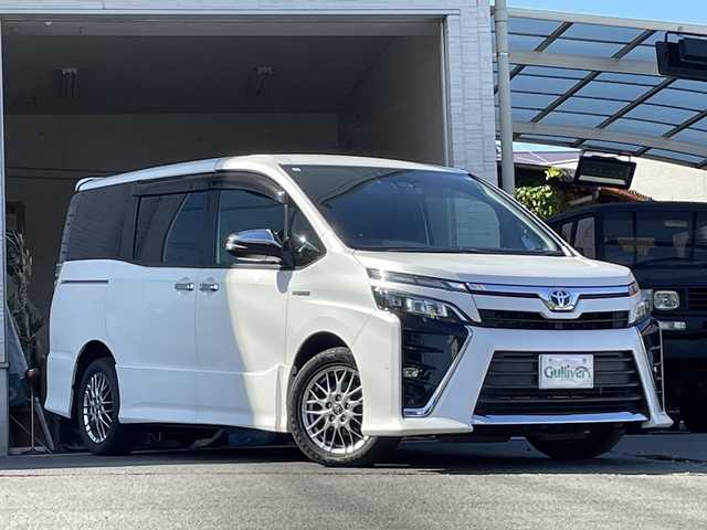 トヨタ ヴォクシー ハイブリッド ZS 大分県 2017(平29)年 8.8万km ホワイトパールクリスタルシャイン 両側パワースライドドア /純正ナビ/フルセグTV/Bluetooth/純正フリップダウンモニター（リモコン無し）/純正フロアマット/純正ビルトインETC/純正LEDヘッドライト/オートライト/オートマチックハイビーム/社外ドラレコ/デジタルインナーミラー/衝突被害軽減ブレーキ/横滑り防止装置/レーンキープアシスト