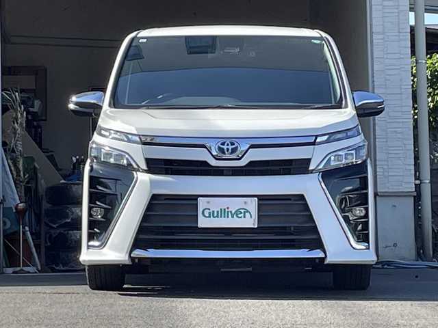 トヨタ ヴォクシー ハイブリッド ZS 大分県 2017(平29)年 8.8万km ホワイトパールクリスタルシャイン 両側パワースライドドア /純正ナビ/フルセグTV/Bluetooth/純正フリップダウンモニター（リモコン無し）/純正フロアマット/純正ビルトインETC/純正LEDヘッドライト/オートライト/オートマチックハイビーム/社外ドラレコ/デジタルインナーミラー/衝突被害軽減ブレーキ/横滑り防止装置/レーンキープアシスト