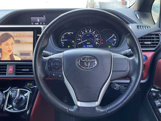 トヨタ ヴォクシー ハイブリッド ZS 大分県 2017(平29)年 8.8万km ホワイトパールクリスタルシャイン 両側パワースライドドア /純正ナビ/フルセグTV/Bluetooth/純正フリップダウンモニター（リモコン無し）/純正フロアマット/純正ビルトインETC/純正LEDヘッドライト/オートライト/オートマチックハイビーム/社外ドラレコ/デジタルインナーミラー/衝突被害軽減ブレーキ/横滑り防止装置/レーンキープアシスト