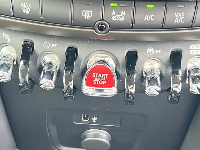 ＭＩＮＩ ＢＭＷ ミニ クロスオーバー クーパー D エッセンシャルトリム 岐阜県 2022(令4)年 3.7万km グレー 純正ナビ　/バックカメラ　/ディーゼル　/ターボ　/ルーフレール　/ＬＥＤヘッドライト　/クルコン　/スマートキー　/ハーフレザーシート　/シートヒーターＤ＋Ｎ席　/前後ドラレコ　/純正ＡＷ　/ワンオーナー　/ＭＴ付きＡＴ