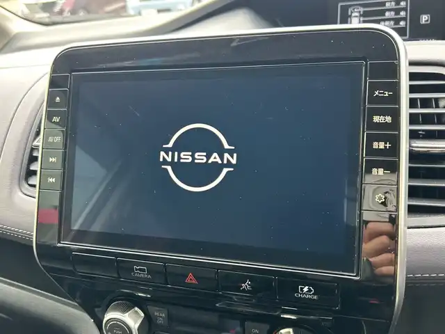 日産 セレナ e－パワー ハイウェイスター V 神奈川県 2020(令2)年 8.1万km ブリリアントホワイトパール 2トーン ディーラーオプション9インチナビ・フルセグ・Blu-ray・DVD・CD・SD・MSV・Bluetoorh/アラウンドビューカメラ/ナビ連動純正前後ドライブレコーダー/ナビ連動ビルトインETC/デジタルインナーミラー/革巻きステアリング/ステアリングリモコン/プロパイロット/各席用充電USBポート/左右後席ドアサンシェード/両側パワースライドドア/ハンズフリーオートスライドドア/デュアルバックドア/ハーフレザー調シート/純正フロアマット/ドアバイザー/キセノンヘッドライト/フォグランプ