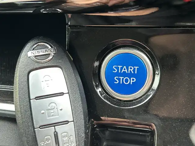 日産 セレナ e－パワー ハイウェイスター V 神奈川県 2020(令2)年 8.1万km ブリリアントホワイトパール 2トーン ディーラーオプション9インチナビ・フルセグ・Blu-ray・DVD・CD・SD・MSV・Bluetoorh/アラウンドビューカメラ/ナビ連動純正前後ドライブレコーダー/ナビ連動ビルトインETC/デジタルインナーミラー/革巻きステアリング/ステアリングリモコン/プロパイロット/各席用充電USBポート/左右後席ドアサンシェード/両側パワースライドドア/ハンズフリーオートスライドドア/デュアルバックドア/ハーフレザー調シート/純正フロアマット/ドアバイザー/キセノンヘッドライト/フォグランプ