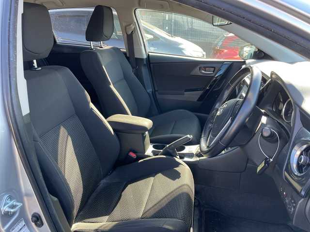 トヨタ オーリス 150X 千葉県 2016(平28)年 5.3万km シルバーM 衝突軽減ブレーキ　/車線逸脱抑制/コーナーセンサー/純正9インチナビ/バックカメラ　/フルセグTV/Bluetooth/ビルトインETC/ステアリングスイッチ/スマートキー/プッシュスタート/スペアキー/純正フロアマット/純正ドアバイザー