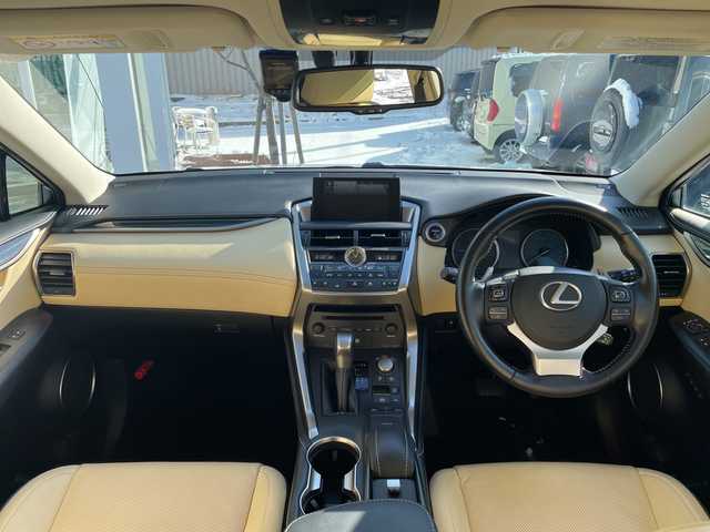 レクサス ＮＸ 300h バージョンL 道央・札幌 2016(平28)年 7.9万km ソニッククォーツ ・４WD/・プリクラッシュ/・純正SDナビ/ラジオ・ＣＤ・ＤＶＤ・ＵＳＢ・ＡＵＸ・ＢＴ・フルセグＴＶ/・バックカメラ/・サイドカメラ/・横滑り防止装置/・車両接近通報装置/・シートヒーター/・エアシート/・ステアリングヒーター/・積込み夏タイヤ/・全席パワーシート/・電動リアゲート/・ＷＡＣ/・ドライブレコーダー/・純正エンジンスターター/・パドルシフト/・フォグランプ/・ETC2.0（ビルトイン）