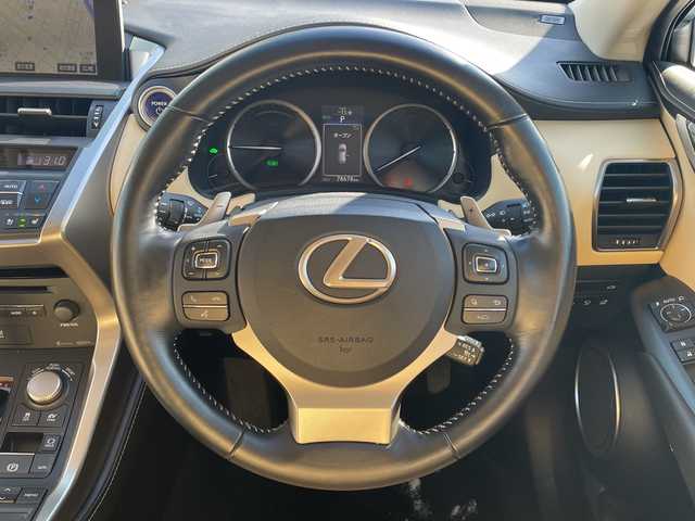 レクサス ＮＸ 300h バージョンL 道央・札幌 2016(平28)年 7.9万km ソニッククォーツ ・４WD/・プリクラッシュ/・純正SDナビ/ラジオ・ＣＤ・ＤＶＤ・ＵＳＢ・ＡＵＸ・ＢＴ・フルセグＴＶ/・バックカメラ/・サイドカメラ/・横滑り防止装置/・車両接近通報装置/・シートヒーター/・エアシート/・ステアリングヒーター/・積込み夏タイヤ/・全席パワーシート/・電動リアゲート/・ＷＡＣ/・ドライブレコーダー/・純正エンジンスターター/・パドルシフト/・フォグランプ/・ETC2.0（ビルトイン）