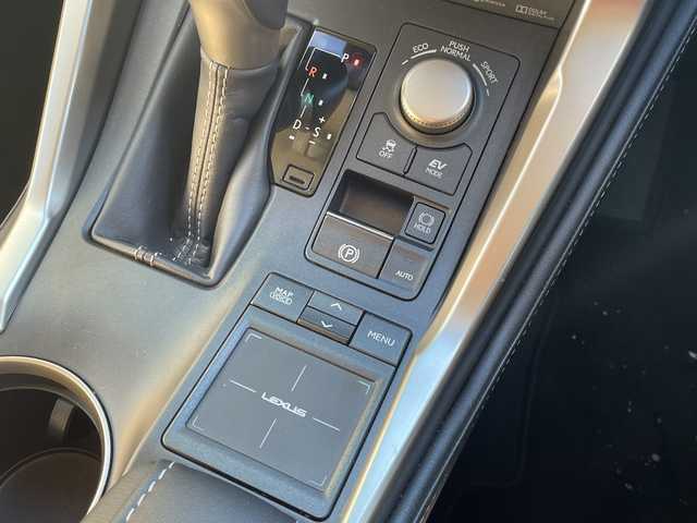 レクサス ＮＸ 300h バージョンL 道央・札幌 2016(平28)年 7.9万km ソニッククォーツ ・４WD/・プリクラッシュ/・純正SDナビ/ラジオ・ＣＤ・ＤＶＤ・ＵＳＢ・ＡＵＸ・ＢＴ・フルセグＴＶ/・バックカメラ/・サイドカメラ/・横滑り防止装置/・車両接近通報装置/・シートヒーター/・エアシート/・ステアリングヒーター/・積込み夏タイヤ/・全席パワーシート/・電動リアゲート/・ＷＡＣ/・ドライブレコーダー/・純正エンジンスターター/・パドルシフト/・フォグランプ/・ETC2.0（ビルトイン）