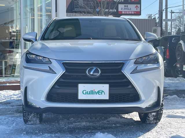 レクサス ＮＸ 300h バージョンL 道央・札幌 2016(平28)年 7.9万km ソニッククォーツ ・４WD/・プリクラッシュ/・純正SDナビ/ラジオ・ＣＤ・ＤＶＤ・ＵＳＢ・ＡＵＸ・ＢＴ・フルセグＴＶ/・バックカメラ/・サイドカメラ/・横滑り防止装置/・車両接近通報装置/・シートヒーター/・エアシート/・ステアリングヒーター/・積込み夏タイヤ/・全席パワーシート/・電動リアゲート/・ＷＡＣ/・ドライブレコーダー/・純正エンジンスターター/・パドルシフト/・フォグランプ/・ETC2.0（ビルトイン）