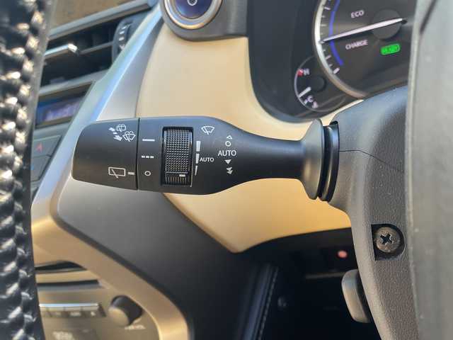 レクサス ＮＸ 300h バージョンL 道央・札幌 2016(平28)年 7.9万km ソニッククォーツ ・４WD/・プリクラッシュ/・純正SDナビ/ラジオ・ＣＤ・ＤＶＤ・ＵＳＢ・ＡＵＸ・ＢＴ・フルセグＴＶ/・バックカメラ/・サイドカメラ/・横滑り防止装置/・車両接近通報装置/・シートヒーター/・エアシート/・ステアリングヒーター/・積込み夏タイヤ/・全席パワーシート/・電動リアゲート/・ＷＡＣ/・ドライブレコーダー/・純正エンジンスターター/・パドルシフト/・フォグランプ/・ETC2.0（ビルトイン）