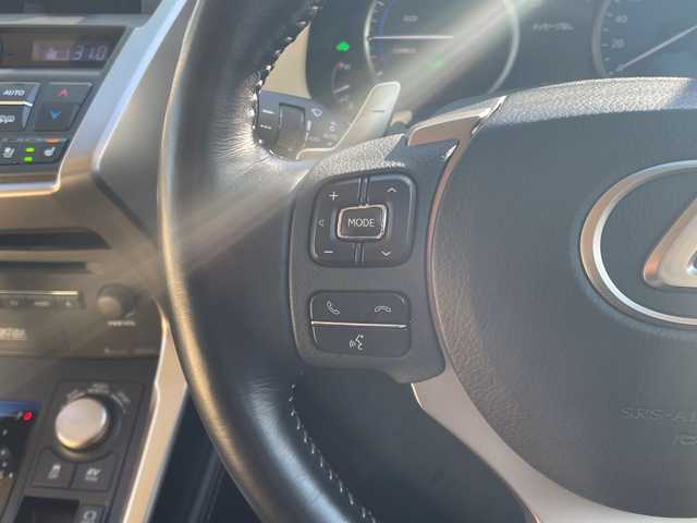 レクサス ＮＸ 300h バージョンL 道央・札幌 2016(平28)年 7.9万km ソニッククォーツ ・４WD/・プリクラッシュ/・純正SDナビ/ラジオ・ＣＤ・ＤＶＤ・ＵＳＢ・ＡＵＸ・ＢＴ・フルセグＴＶ/・バックカメラ/・サイドカメラ/・横滑り防止装置/・車両接近通報装置/・シートヒーター/・エアシート/・ステアリングヒーター/・積込み夏タイヤ/・全席パワーシート/・電動リアゲート/・ＷＡＣ/・ドライブレコーダー/・純正エンジンスターター/・パドルシフト/・フォグランプ/・ETC2.0（ビルトイン）