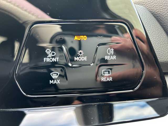 フォルクスワーゲン ＶＷ ゴルフ eTSI アクティブ 埼玉県 2023(令5)年 0.9万km 黄Ｍ ワンオーナー/登録時走行距離9033/純正ナビ/バックカメラ/レーダークルーズコントロール/ビルトインETC2.0/前後ドライブレコーダー/前後コーナーセンサー/純正17インチAW/純正フロアマット/純正LEDオートライト/オートマチックハイビーム/プッシュスタート/スマートスペアキー×1/車両取扱説明書/保証書