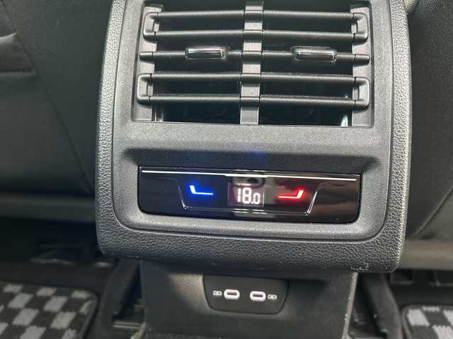 フォルクスワーゲン ＶＷ ゴルフ eTSI アクティブ 埼玉県 2023(令5)年 0.9万km 黄Ｍ ワンオーナー/登録時走行距離9033/純正ナビ/バックカメラ/レーダークルーズコントロール/ビルトインETC2.0/前後ドライブレコーダー/前後コーナーセンサー/純正17インチAW/純正フロアマット/純正LEDオートライト/オートマチックハイビーム/プッシュスタート/スマートスペアキー×1/車両取扱説明書/保証書