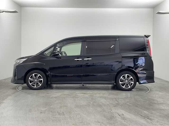 トヨタ ノア Si ダブルバイビーⅡ 群馬県 2020(令2)年 6.5万km ブラック 純正１０型ナビ　純正１２．１型後席モニター　衝突被害軽減ブレーキ　両側電動スライドドア　クルーズコントロール　オートライト　純正ドライブレコーダー　ETC レザーステアリング　スマートキー　禁煙車