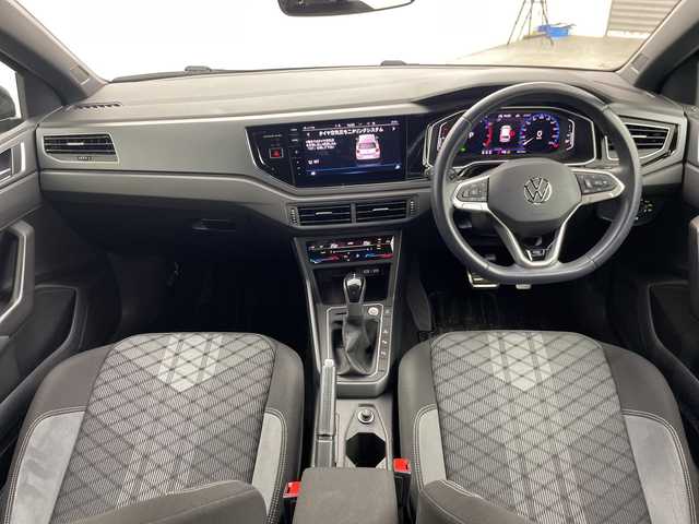 フォルクスワーゲン ＶＷ ポロ TSI Rライン 三重県 2022(令4)年 1.9万km 黒 禁煙車/IQDRIVE/パークディスタンスコントロール/前後コーナーセンサー/タイヤ空気圧モニタリングシステム/疲労検知システム/プロアクティブオキュパンドプロテクション/アクティブクルーズコントロール(AAC)/フロントアシストレーンキープシステム/レーンチェンジアシストシステム/オートライト/オートマチックハイビーム/バックカメラ/プッシュスタート/スマートキー/スペアキー/純正アルミホイール