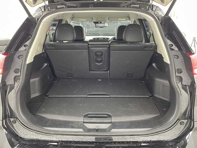 日産 エクストレイル 20Xi 兵庫県 2018(平30)年 14.3万km ダイヤモンドブラック ・純正ナビ（MM317D-W）/CD/DVD/Bluetooth/SD/AUX/・アラウンドビューモニター/・ビルトインETC/・エマージェンシーブレーキ/・移動物検知/・フロントバックソナー/・進入禁止標識検知/・コーナリングスタビリティアシスト/・アクティブエンジンブレーキ/・アイドリングストップ/・インテリジェントルームミラー/・ステアリングスイッチ/・パワーバックドア/・ＬＥＤヘッドライト/・オートライト/・フォグランプ/・防水シート/・純正フロアマット/・純正１８インチアルミホイール/・オートエアコン/・インテリジェントキー/・プッシュスタート