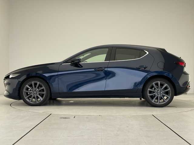 マツダ マツダ３ファストバック XD バーガンディセレクション 愛知県 2019(令1)年 2.8万km ディープクリスタルブルーマイカ プレミアムサウンドBOSE/純正10.25型ナビ/全方位カメラ/レーダークルーズコントロール/シートヒーター/バックカメラ/パワーシート/コーナーセンサー/純正アルミホイール/ブラインドスポットモニター/LEDヘッドライト/パドルシフト/ステアリングスイッチ/レーンキープアシスト/オートマチックハイビーム/ドライブレコーダー/ETC/衝突軽減システム/フルセグ/CD DVD/Bluetooth/ステアリングスイッチ/スマートキー/プッシュスタート