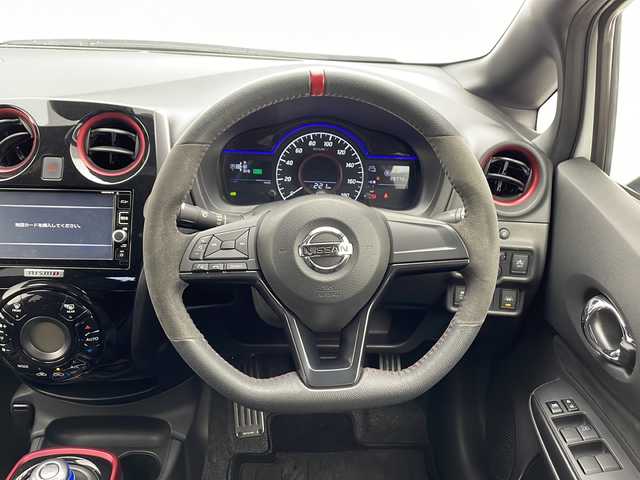 日産 ノート e－パワー ニスモ 千葉県 2017(平29)年 4万km ブリリアントホワイトパール 衝突軽減ブレーキ/純正ＳＤナビ/（フルセグ/Bluetooth/CD/DVD/FM/AM）/全方位カメラ/ＥＴＣ/アイドリングストップ/LEDヘッドライト/フォグライト/電動格納ミラー/デジタルインナーミラー