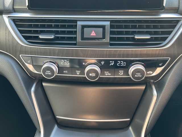 ホンダ アコード EX 兵庫県 2022(令4)年 5.6万km クリスタルブラックパール ワンオーナー/純正ギャザーズナビ/フルセグTV/サンルーフ/レザーシート/純正18インチアルミ/バックカメラ/衝突軽減ブレーキ/ビルトインETC/コーナーセンサー/ブラインドスポットモニター/後方誤発信抑制/路外逸脱抑制/クルーズコントロール【追従】/パワーシート/メモリーシート/シートヒーター/ヘッドアップディスプレイ/パドルシフト/プッシュスタート