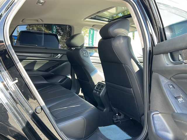 ホンダ アコード EX 兵庫県 2022(令4)年 5.6万km クリスタルブラックパール ワンオーナー/純正ギャザーズナビ/フルセグTV/サンルーフ/レザーシート/純正18インチアルミ/バックカメラ/衝突軽減ブレーキ/ビルトインETC/コーナーセンサー/ブラインドスポットモニター/後方誤発信抑制/路外逸脱抑制/クルーズコントロール【追従】/パワーシート/メモリーシート/シートヒーター/ヘッドアップディスプレイ/パドルシフト/プッシュスタート