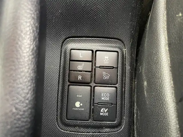 トヨタ アクア S スタイルブラック 富山県 2017(平29)年 5.8万km ライムホワイトパールクリスタルシャイン 社外SDナビ(EX8V)/(AM/FM/CD/DVD/BT)/フルセグTV/バックカメラ/衝突軽減システム/レーンキープアシスト/横滑り防止装置/盗難防止装置/オートマチックハイビーム/ETC/シートヒーター　(運転席＋助手席)/レザーシート/ハロゲンライト/フォグランプ/スタッドレスタイヤ4本車載/社外AW/スマートキー×1