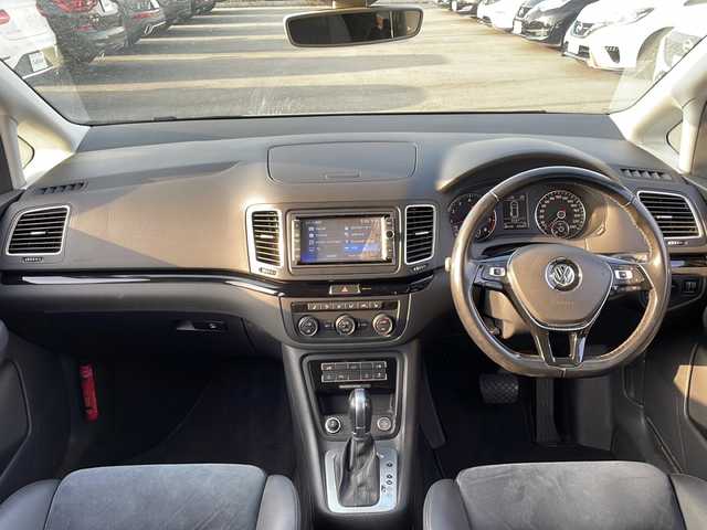 フォルクスワーゲン シャラン TSI ハイライン 山口県 2016(平28)年 4.1万km ピュアホワイト 純正ナビ　/　・Ｂｌｕｅｔｏｏｔｈ　/　・フルセグＴＶ　/　・ＣＤ／ＤＶＤ　/　・バックカメラ　/両側パワースライドドア　/パワーシート　/シートヒーター　/純正１９インチＡＷ　/コーナーセンサー　/ＬＥＤヘッドライト　/クルコン　/ETC