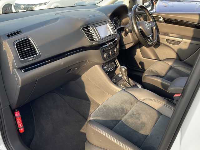 フォルクスワーゲン シャラン TSI ハイライン 山口県 2016(平28)年 4.1万km ピュアホワイト 純正ナビ　/　・Ｂｌｕｅｔｏｏｔｈ　/　・フルセグＴＶ　/　・ＣＤ／ＤＶＤ　/　・バックカメラ　/両側パワースライドドア　/パワーシート　/シートヒーター　/純正１９インチＡＷ　/コーナーセンサー　/ＬＥＤヘッドライト　/クルコン　/ETC