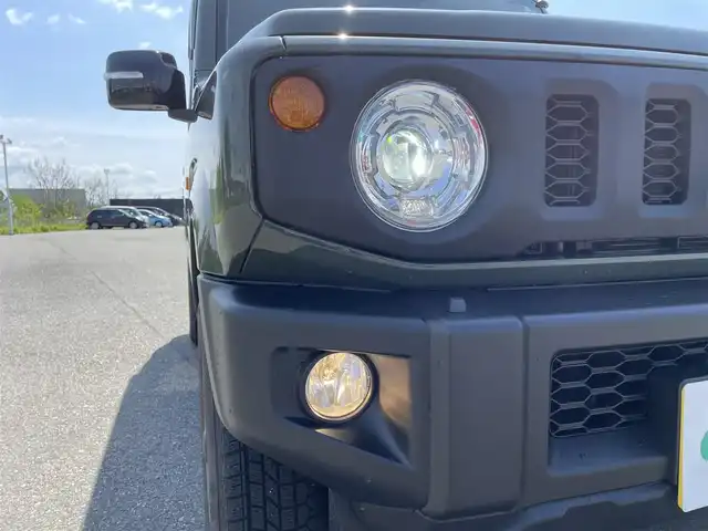 スズキ ジムニー XC 山形県 2023(令5)年 1.4万km ジャングルグリーン 4WD/衝突軽減ブレーキ/レーンアシスト/メモリナビ/　【CD DVD SD USB BT】/フルセグTV/バックカメラ/ETC/ドライブレコーダー/ステアリングスイッチ/クルーズコントロール/シートヒーター/ミラーヒーター/LEDライト/フォグランプ/ウィンカーミラー/純正フロアマット/ドアバイザー/スペアキーあり