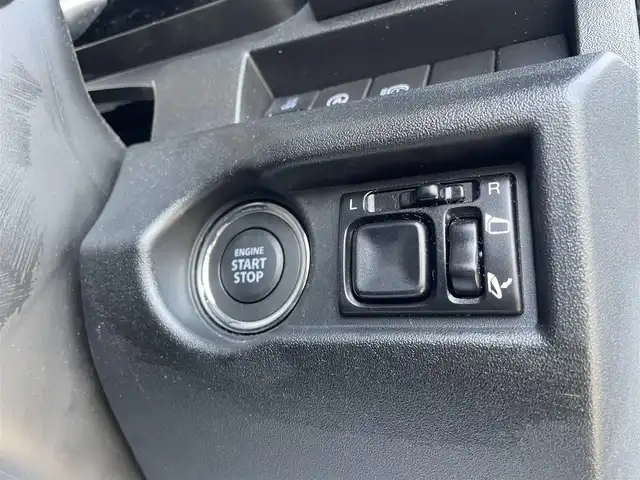 スズキ ジムニー XC 山形県 2023(令5)年 1.4万km ジャングルグリーン 4WD/衝突軽減ブレーキ/レーンアシスト/メモリナビ/　【CD DVD SD USB BT】/フルセグTV/バックカメラ/ETC/ドライブレコーダー/ステアリングスイッチ/クルーズコントロール/シートヒーター/ミラーヒーター/LEDライト/フォグランプ/ウィンカーミラー/純正フロアマット/ドアバイザー/スペアキーあり