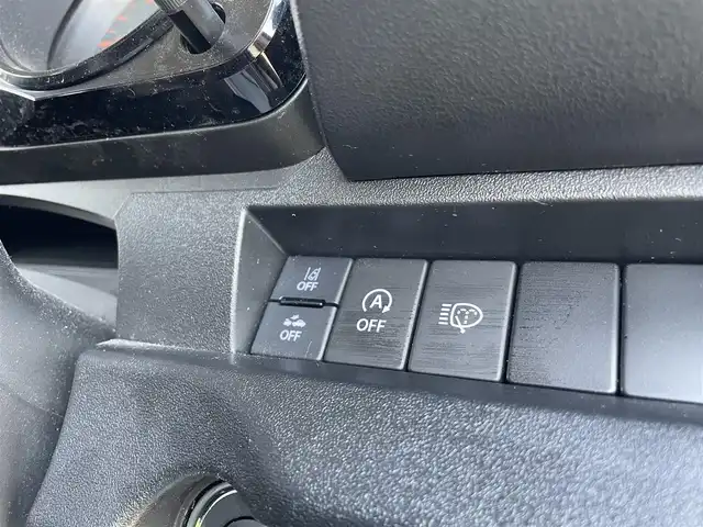 スズキ ジムニー XC 山形県 2023(令5)年 1.4万km ジャングルグリーン 4WD/衝突軽減ブレーキ/レーンアシスト/メモリナビ/　【CD DVD SD USB BT】/フルセグTV/バックカメラ/ETC/ドライブレコーダー/ステアリングスイッチ/クルーズコントロール/シートヒーター/ミラーヒーター/LEDライト/フォグランプ/ウィンカーミラー/純正フロアマット/ドアバイザー/スペアキーあり
