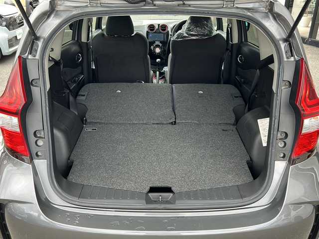 日産 ノート ニスモS 大阪府 2014(平26)年 7万km グレー ５速ＭＴ　社外ナビ　ＣＤ　ＤＶＤ　ＢＴ　フルセグＴＶ　バックカメラ　ＥＴＣ　スマートキー　電動格納ミラー　ＬＥＤオートライト