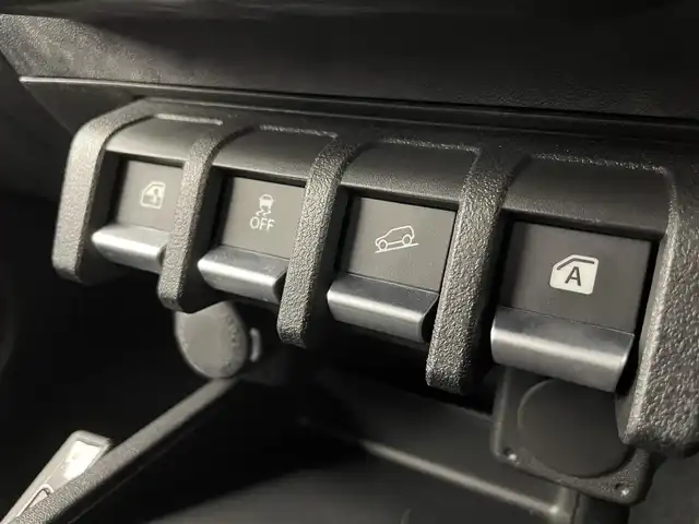 スズキ ジムニー ノマド FC 富山県 2025(令7)年 0.4万km 黒 社外9型ナビ（AM/FM/DVD/BT/フルセグ）/バックカメラ/ドライブレコーダー/ETC/D/N席シートヒーター/衝突被害軽減システム/レーダークルーズコントロール/レーンキープアシスト/コーナーセンサー/横滑り防止装置/アイドリングストップ/純正アルミホイール/純正フロアマット/ミラーヒーター/オートLEDライト/フォグライト/革巻きステアリング/ステアリングスイッチ/スマートキー/スペアキー