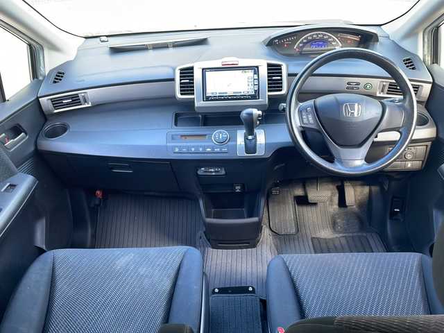 ホンダ フリード Gエアロ 大阪府 2013(平25)年 7.8万km プレミアムスパークルブラックパール 純正メモリナビ/・AM/FM/CD/DVD/Bluetooth/・フルセグテレビ/フリップダウンモニター/バックカメラ/ビルトインETC/横滑り防止装置/盗難防止装置/片側パワースライド/ハロゲンヘッドライト/オートライト/オートエアコン/スマートキー×2/ステアリングリモコン/純正15インチアルミホイール/12V充電器/USBジャック/純正フロアマット/ドアバイザー/保証書/取扱説明書