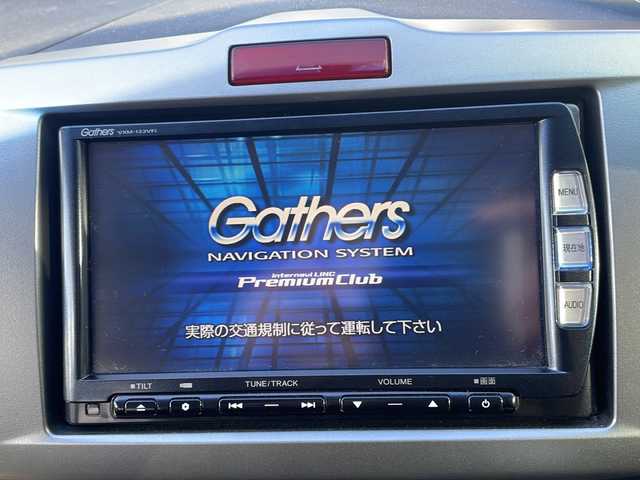 ホンダ フリード Gエアロ 大阪府 2013(平25)年 7.8万km プレミアムスパークルブラックパール 純正メモリナビ/・AM/FM/CD/DVD/Bluetooth/・フルセグテレビ/フリップダウンモニター/バックカメラ/ビルトインETC/横滑り防止装置/盗難防止装置/片側パワースライド/ハロゲンヘッドライト/オートライト/オートエアコン/スマートキー×2/ステアリングリモコン/純正15インチアルミホイール/12V充電器/USBジャック/純正フロアマット/ドアバイザー/保証書/取扱説明書