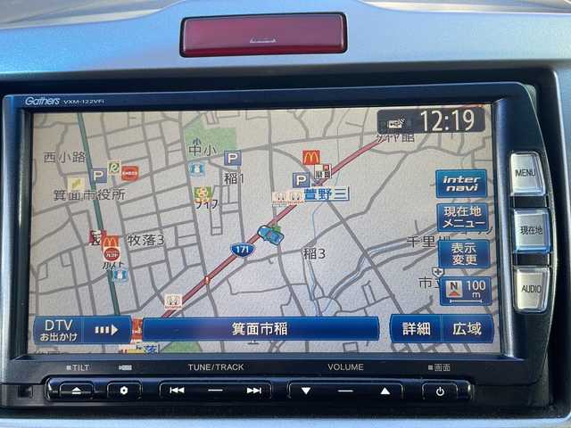 ホンダ フリード Gエアロ 大阪府 2013(平25)年 7.8万km プレミアムスパークルブラックパール 純正メモリナビ/・AM/FM/CD/DVD/Bluetooth/・フルセグテレビ/フリップダウンモニター/バックカメラ/ビルトインETC/横滑り防止装置/盗難防止装置/片側パワースライド/ハロゲンヘッドライト/オートライト/オートエアコン/スマートキー×2/ステアリングリモコン/純正15インチアルミホイール/12V充電器/USBジャック/純正フロアマット/ドアバイザー/保証書/取扱説明書