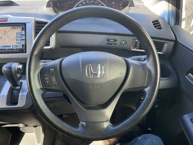 ホンダ フリード Gエアロ 大阪府 2013(平25)年 7.8万km プレミアムスパークルブラックパール 純正メモリナビ/・AM/FM/CD/DVD/Bluetooth/・フルセグテレビ/フリップダウンモニター/バックカメラ/ビルトインETC/横滑り防止装置/盗難防止装置/片側パワースライド/ハロゲンヘッドライト/オートライト/オートエアコン/スマートキー×2/ステアリングリモコン/純正15インチアルミホイール/12V充電器/USBジャック/純正フロアマット/ドアバイザー/保証書/取扱説明書