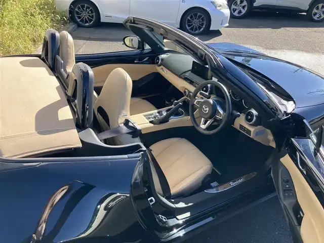 マツダ ロードスター S レザーパッケージ Vセレクション 静岡県 2024(令6)年 0.8万km ジェットブラックマイカ i-ACTIVESENSE/純正8.8インチディスプレイ/　AM FM　Bluetooth アレクサ スマホ連携/タンレザーシート/ベージュ幌/バックカメラ/ETC/ドライブレコーダー/LEDオートヘッドライト/レーダークルーズコントロール/6速MT/スマートキー×2本/純正16インチアルミホイール/社外マフラー/アシンメトリックLSD/ダイナミックスタビリティコントロールトラック/BOSEサウンド