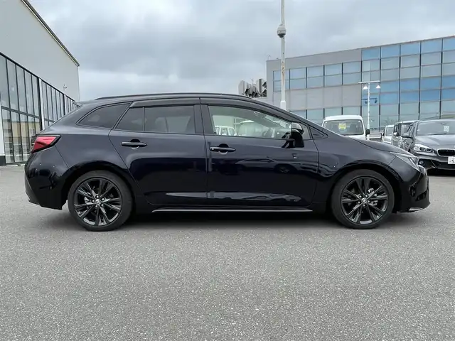 トヨタ カローラツーリング ハイブリッド ダブルバイビー 青森県 2021(令3)年 1.9万km スパークリングブラックパールクリスタルシャイン ・ワンオーナー/・４ＷＤ/・純正ＳＤナビ/　AM/FM/DVD/CD/USB/Bluetooth/・フルセグＴＶ/・バックカメラ/・ビルトインＥＴＣ/・セーフティセンス（予防安全パッケージ）/・プリクラッシュセーフティ/・レーントレーシングアシスト/・全車速追従機能付レーダークルーズコントロール/・オートマチックハイビーム/・ロードサインアシスト/・ドライブスタートコントロール/・車両接近通報装置/・フォグランプ/・ドアバイザー/・純正フロアマット/・１７インチ夏タイヤ純正アルミホイール装着/・スペアキー/・取扱説明書