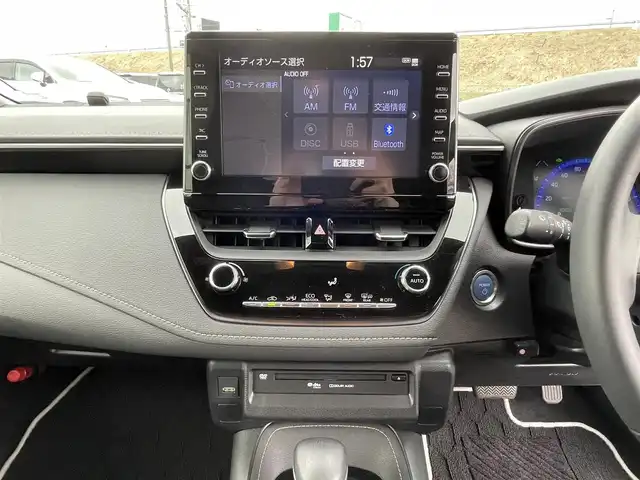 トヨタ カローラツーリング ハイブリッド ダブルバイビー 青森県 2021(令3)年 1.9万km スパークリングブラックパールクリスタルシャイン ・ワンオーナー/・４ＷＤ/・純正ＳＤナビ/　AM/FM/DVD/CD/USB/Bluetooth/・フルセグＴＶ/・バックカメラ/・ビルトインＥＴＣ/・セーフティセンス（予防安全パッケージ）/・プリクラッシュセーフティ/・レーントレーシングアシスト/・全車速追従機能付レーダークルーズコントロール/・オートマチックハイビーム/・ロードサインアシスト/・ドライブスタートコントロール/・車両接近通報装置/・フォグランプ/・ドアバイザー/・純正フロアマット/・１７インチ夏タイヤ純正アルミホイール装着/・スペアキー/・取扱説明書