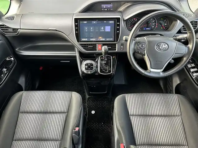 トヨタ ノア Si 奈良県 2019(平31)年 5.5万km ブラッキッシュアゲハガラスフレーク 純正１０インチナビ（NSZN-Z68T）/（フルセグ／ＢＴ／ＣＤ／ＤＶＤ）/純正12インチフリップダウンモニター（VRT-R68C）/クルーズコントロール/バックカメラ/前後コーナーセンサー/プリクラッシュセーフティ/レーンキープアシスト/両側パワースライドドア/後席サンシェード/ＥＴＣ２．０/前方ドライブレコーダー/純正16インチAW/保証書