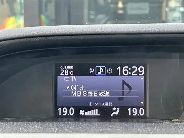 トヨタ ノア Si 奈良県 2019(平31)年 5.5万km ブラッキッシュアゲハガラスフレーク 純正１０インチナビ（NSZN-Z68T）/（フルセグ／ＢＴ／ＣＤ／ＤＶＤ）/純正12インチフリップダウンモニター（VRT-R68C）/クルーズコントロール/バックカメラ/前後コーナーセンサー/プリクラッシュセーフティ/レーンキープアシスト/両側パワースライドドア/後席サンシェード/ＥＴＣ２．０/前方ドライブレコーダー/純正16インチAW/保証書
