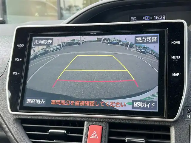 トヨタ ノア Si 奈良県 2019(平31)年 5.5万km ブラッキッシュアゲハガラスフレーク 純正１０インチナビ（NSZN-Z68T）/（フルセグ／ＢＴ／ＣＤ／ＤＶＤ）/純正12インチフリップダウンモニター（VRT-R68C）/クルーズコントロール/バックカメラ/前後コーナーセンサー/プリクラッシュセーフティ/レーンキープアシスト/両側パワースライドドア/後席サンシェード/ＥＴＣ２．０/前方ドライブレコーダー/純正16インチAW/保証書