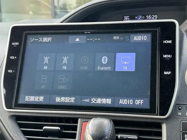 トヨタ ノア Si 奈良県 2019(平31)年 5.5万km ブラッキッシュアゲハガラスフレーク 純正１０インチナビ（NSZN-Z68T）/（フルセグ／ＢＴ／ＣＤ／ＤＶＤ）/純正12インチフリップダウンモニター（VRT-R68C）/クルーズコントロール/バックカメラ/前後コーナーセンサー/プリクラッシュセーフティ/レーンキープアシスト/両側パワースライドドア/後席サンシェード/ＥＴＣ２．０/前方ドライブレコーダー/純正16インチAW/保証書