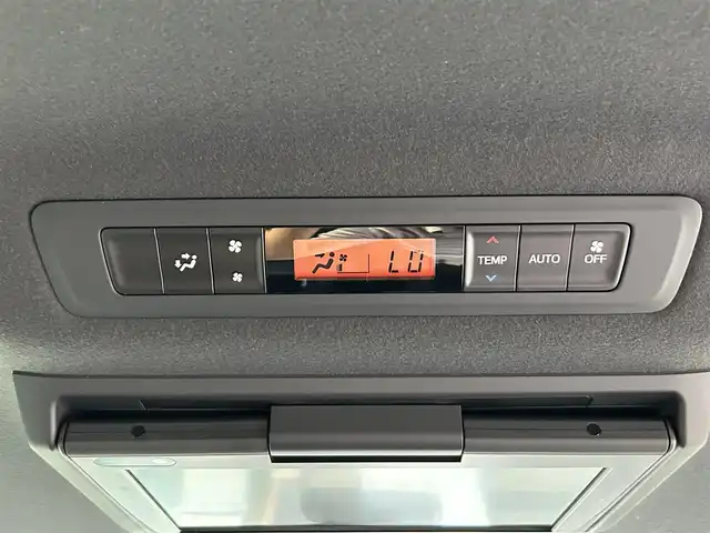トヨタ ノア Si 奈良県 2019(平31)年 5.5万km ブラッキッシュアゲハガラスフレーク 純正１０インチナビ（NSZN-Z68T）/（フルセグ／ＢＴ／ＣＤ／ＤＶＤ）/純正12インチフリップダウンモニター（VRT-R68C）/クルーズコントロール/バックカメラ/前後コーナーセンサー/プリクラッシュセーフティ/レーンキープアシスト/両側パワースライドドア/後席サンシェード/ＥＴＣ２．０/前方ドライブレコーダー/純正16インチAW/保証書