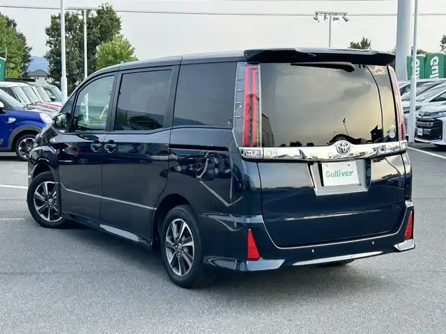 トヨタ ノア Si 奈良県 2019(平31)年 5.5万km ブラッキッシュアゲハガラスフレーク 純正１０インチナビ（NSZN-Z68T）/（フルセグ／ＢＴ／ＣＤ／ＤＶＤ）/純正12インチフリップダウンモニター（VRT-R68C）/クルーズコントロール/バックカメラ/前後コーナーセンサー/プリクラッシュセーフティ/レーンキープアシスト/両側パワースライドドア/後席サンシェード/ＥＴＣ２．０/前方ドライブレコーダー/純正16インチAW/保証書