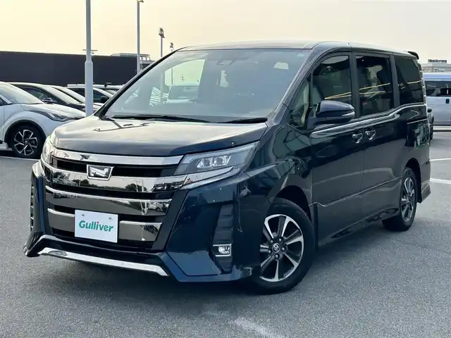トヨタ ノア Si 奈良県 2019(平31)年 5.5万km ブラッキッシュアゲハガラスフレーク 純正１０インチナビ（NSZN-Z68T）/（フルセグ／ＢＴ／ＣＤ／ＤＶＤ）/純正12インチフリップダウンモニター（VRT-R68C）/クルーズコントロール/バックカメラ/前後コーナーセンサー/プリクラッシュセーフティ/レーンキープアシスト/両側パワースライドドア/後席サンシェード/ＥＴＣ２．０/前方ドライブレコーダー/純正16インチAW/保証書