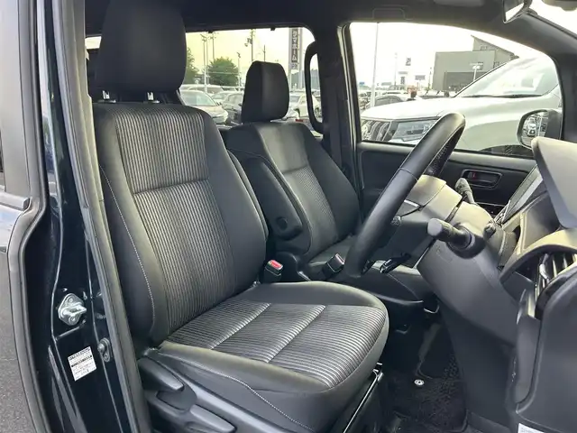 トヨタ ノア Si 奈良県 2019(平31)年 5.5万km ブラッキッシュアゲハガラスフレーク 純正１０インチナビ（NSZN-Z68T）/（フルセグ／ＢＴ／ＣＤ／ＤＶＤ）/純正12インチフリップダウンモニター（VRT-R68C）/クルーズコントロール/バックカメラ/前後コーナーセンサー/プリクラッシュセーフティ/レーンキープアシスト/両側パワースライドドア/後席サンシェード/ＥＴＣ２．０/前方ドライブレコーダー/純正16インチAW/保証書