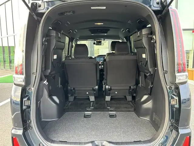 トヨタ ノア Si 奈良県 2019(平31)年 5.5万km ブラッキッシュアゲハガラスフレーク 純正１０インチナビ（NSZN-Z68T）/（フルセグ／ＢＴ／ＣＤ／ＤＶＤ）/純正12インチフリップダウンモニター（VRT-R68C）/クルーズコントロール/バックカメラ/前後コーナーセンサー/プリクラッシュセーフティ/レーンキープアシスト/両側パワースライドドア/後席サンシェード/ＥＴＣ２．０/前方ドライブレコーダー/純正16インチAW/保証書