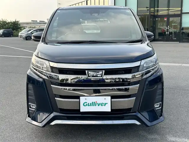 トヨタ ノア Si 奈良県 2019(平31)年 5.5万km ブラッキッシュアゲハガラスフレーク 純正１０インチナビ（NSZN-Z68T）/（フルセグ／ＢＴ／ＣＤ／ＤＶＤ）/純正12インチフリップダウンモニター（VRT-R68C）/クルーズコントロール/バックカメラ/前後コーナーセンサー/プリクラッシュセーフティ/レーンキープアシスト/両側パワースライドドア/後席サンシェード/ＥＴＣ２．０/前方ドライブレコーダー/純正16インチAW/保証書