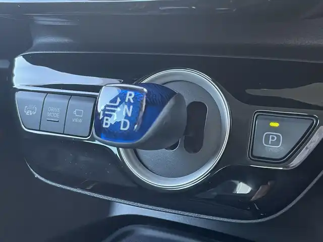 トヨタ プリウス ＰＨＶ A プレミアムナビパッケージ 大阪府 2020(令2)年 5.2万km プラチナホワイトパールマイカ ワンオーナー/TRDエアロ(F/S)/TRDマフラー/純正メモリナビ/BT/USB/AUX/TV/JBLサウンド/360度カメラ/パーキングアシスト/黒本革シート/D席パワーシート/D/N席シートヒーター/D/N席エアシート/ステアリングヒーター/追従機能付きクルーズコントロール/レーンキープアシスト/ブラインドスポットモニター/ヘッドアップディスプレイ/前後コーナーセンサー/LEDヘッドライト/フロントフォグ/オートハイビーム/純正フロアマット/社外17インチAW/スタッドレスタイヤ付社外AW有/AC100V充電/充電ケーブル付属/スペアキー/ETC2.0