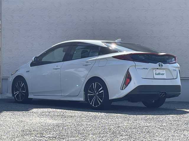 トヨタ プリウス ＰＨＶ A プレミアムナビパッケージ 大阪府 2020(令2)年 5.2万km プラチナホワイトパールマイカ ワンオーナー/TRDエアロ(F/S)/TRDマフラー/純正メモリナビ/BT/USB/AUX/TV/JBLサウンド/360度カメラ/パーキングアシスト/黒本革シート/D席パワーシート/D/N席シートヒーター/D/N席エアシート/ステアリングヒーター/追従機能付きクルーズコントロール/レーンキープアシスト/ブラインドスポットモニター/ヘッドアップディスプレイ/前後コーナーセンサー/LEDヘッドライト/フロントフォグ/オートハイビーム/純正フロアマット/社外17インチAW/スタッドレスタイヤ付社外AW有/AC100V充電/充電ケーブル付属/スペアキー/ETC2.0